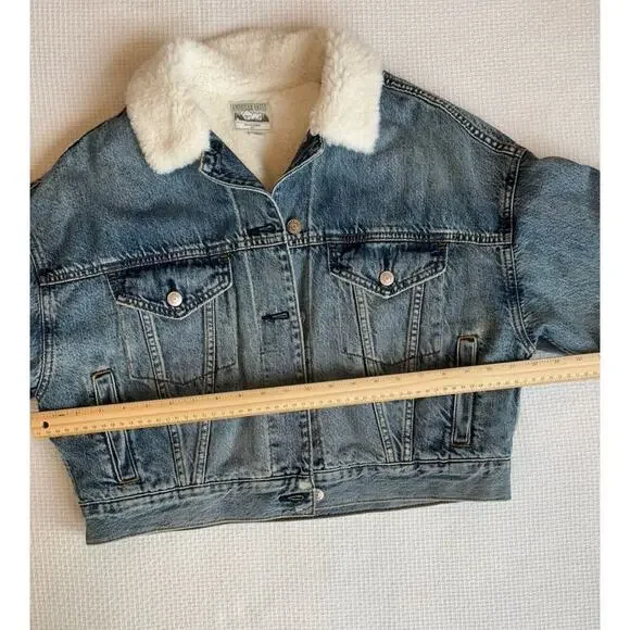 AE American Eagle Sherpa Lined Denim Jacket M oversized Cropped Trucker Preppy - Picture 7 of 8